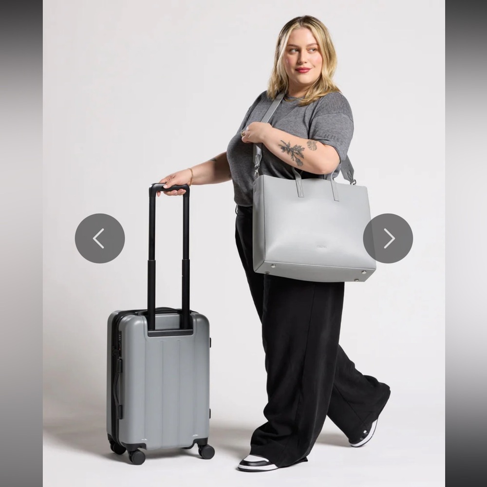 calpaktravel Haven 16" Laptop Tote Bag in Smoke
